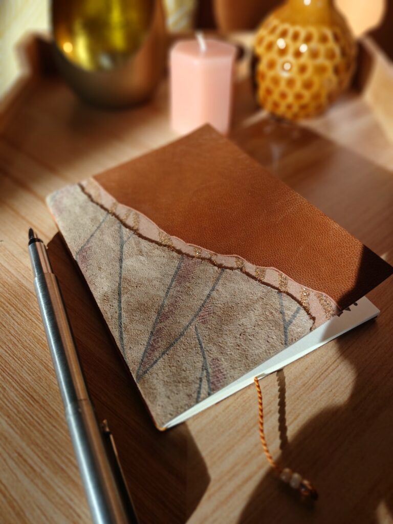 Carnet Boisdoré en cuir surcyclé, catégorie complices Boisdoré, vue de la couverture, création artisanale chic et éco-responsable