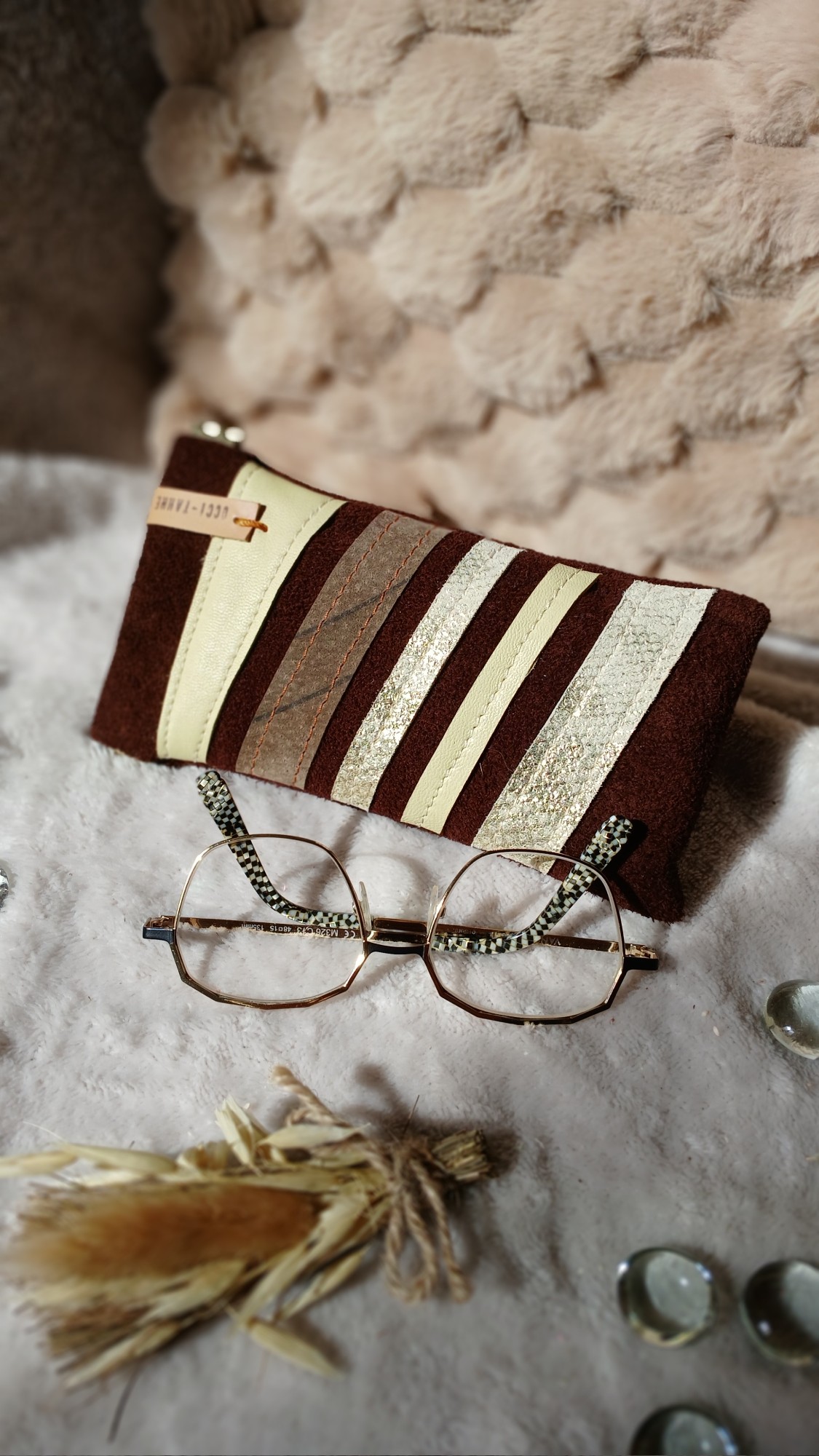 Vue de face de l'étui à lunettes Savanna en cuir surcyclé, création artisanale chic et éco-responsable