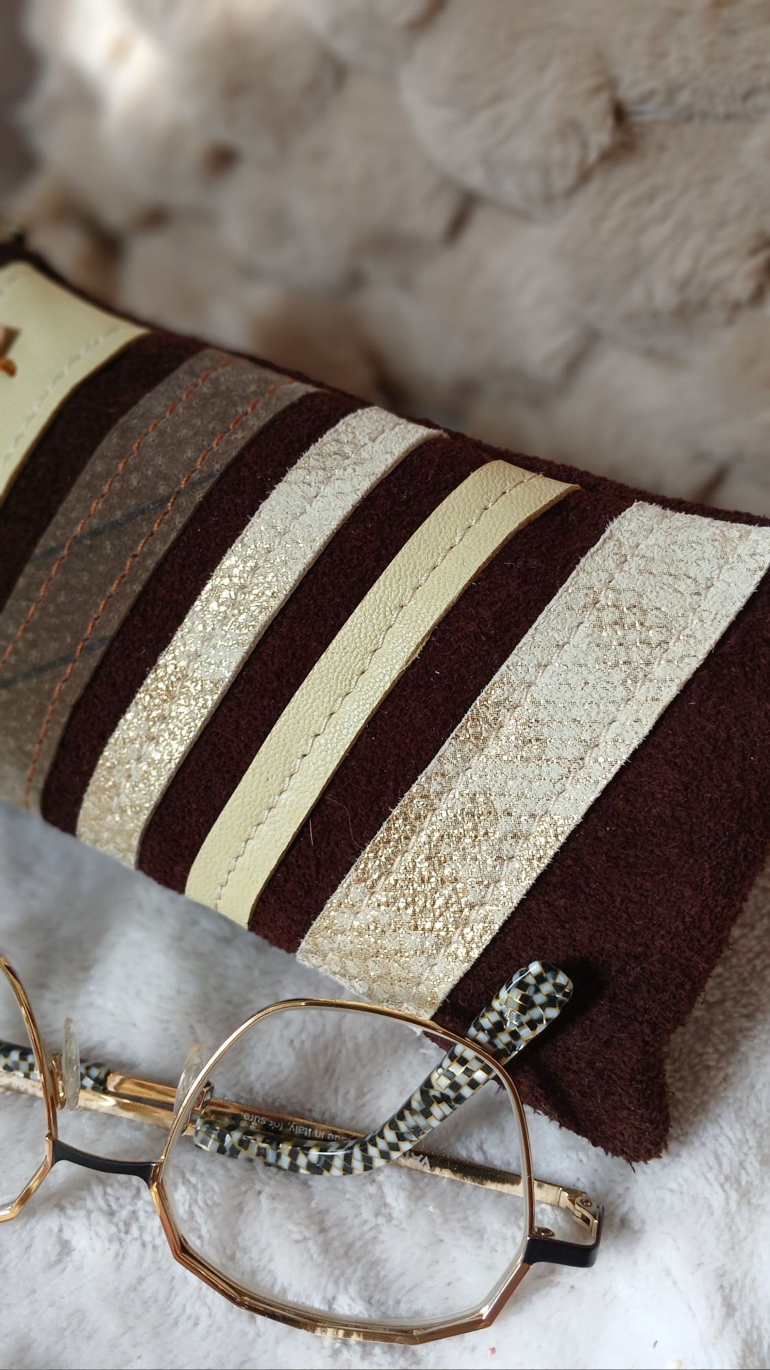 Vue zoomée de l'étui à lunettes Savanna en cuir surcyclé, création artisanale chic et éco-responsable