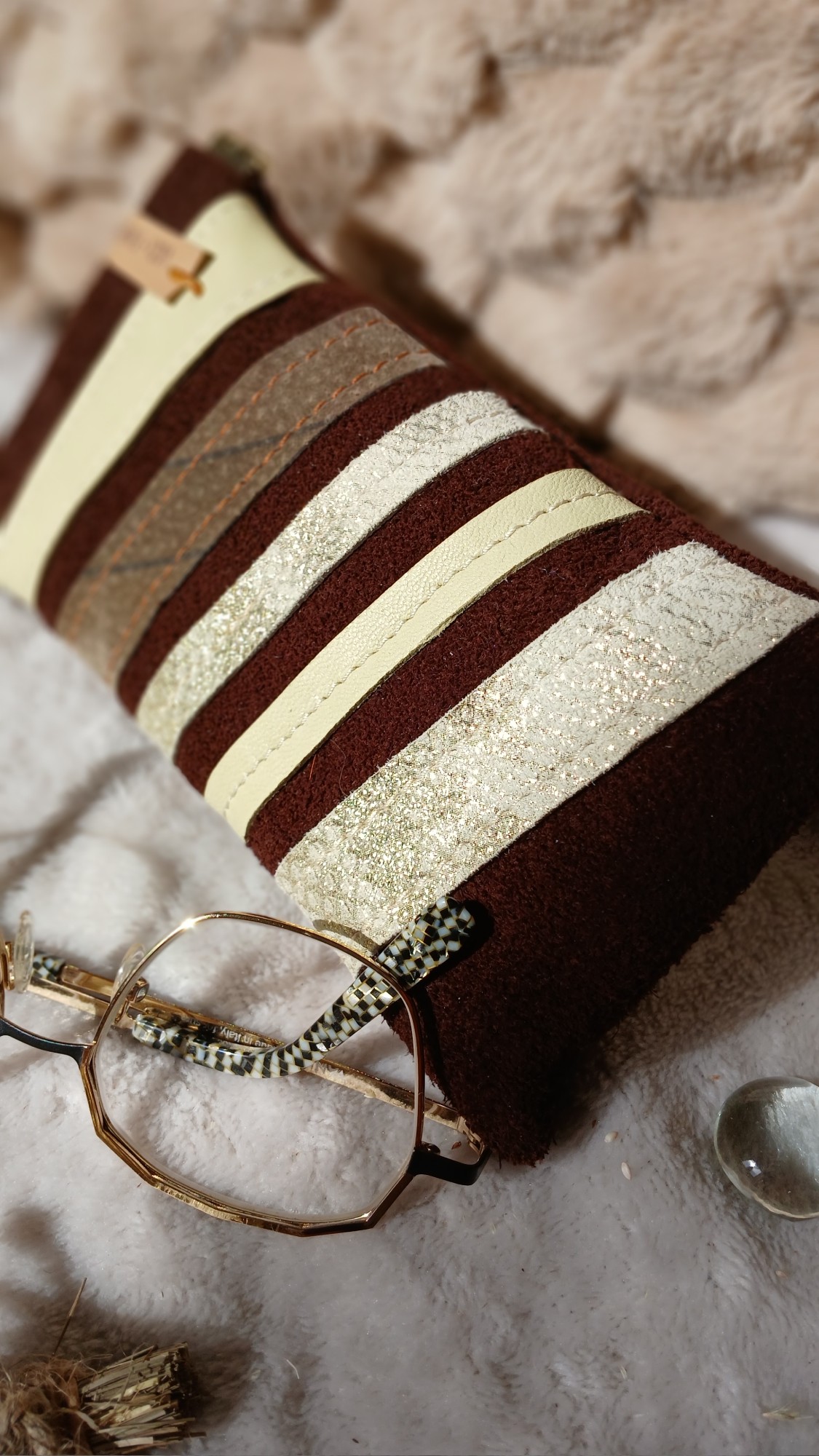 Vue zoomée de l'étui à lunettes Savanna en cuir surcyclé, création artisanale chic et éco-responsable