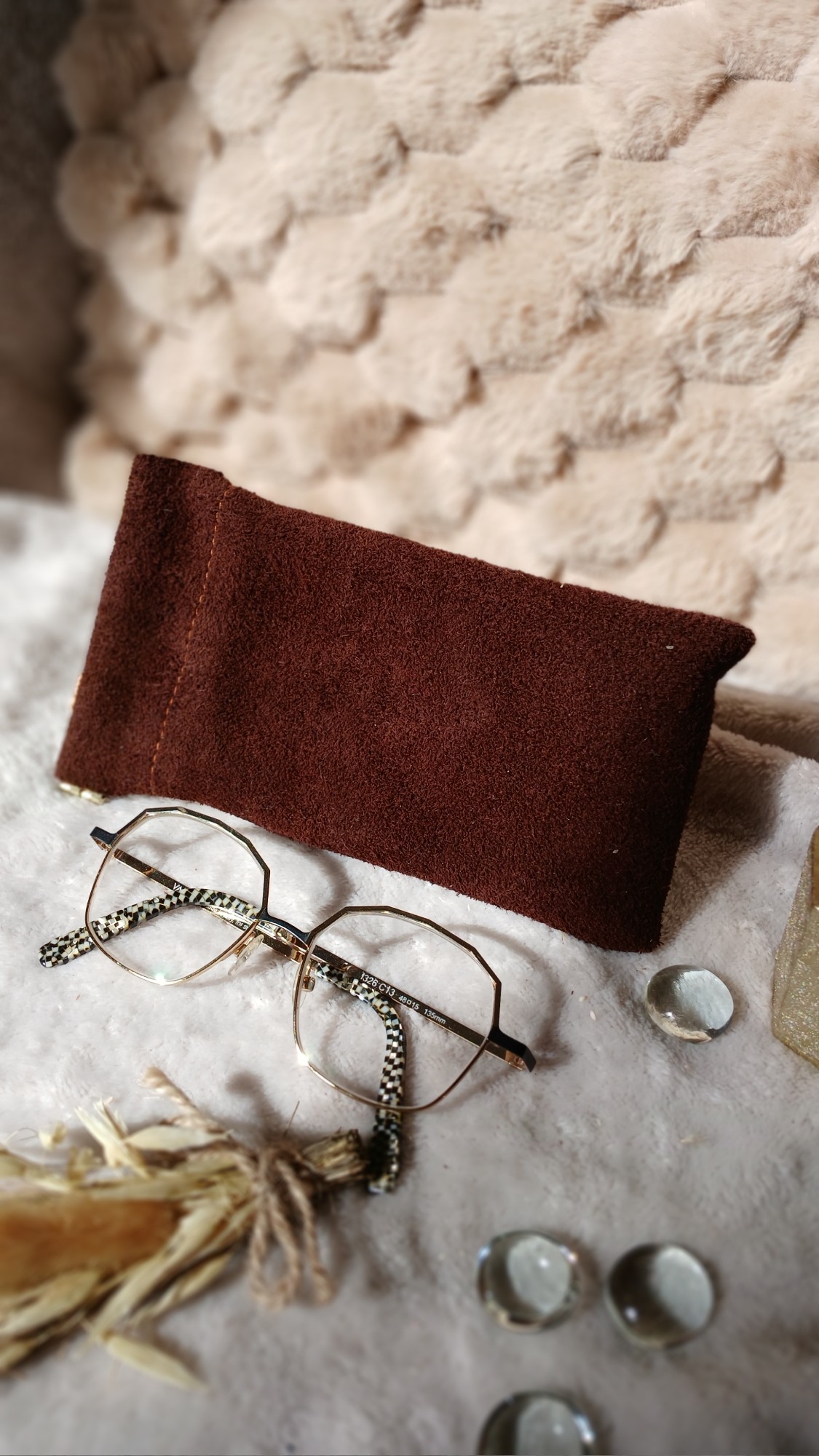 Vue arrière de l'étui à lunettes Savanna en cuir surcyclé, création artisanale chic et éco-responsable