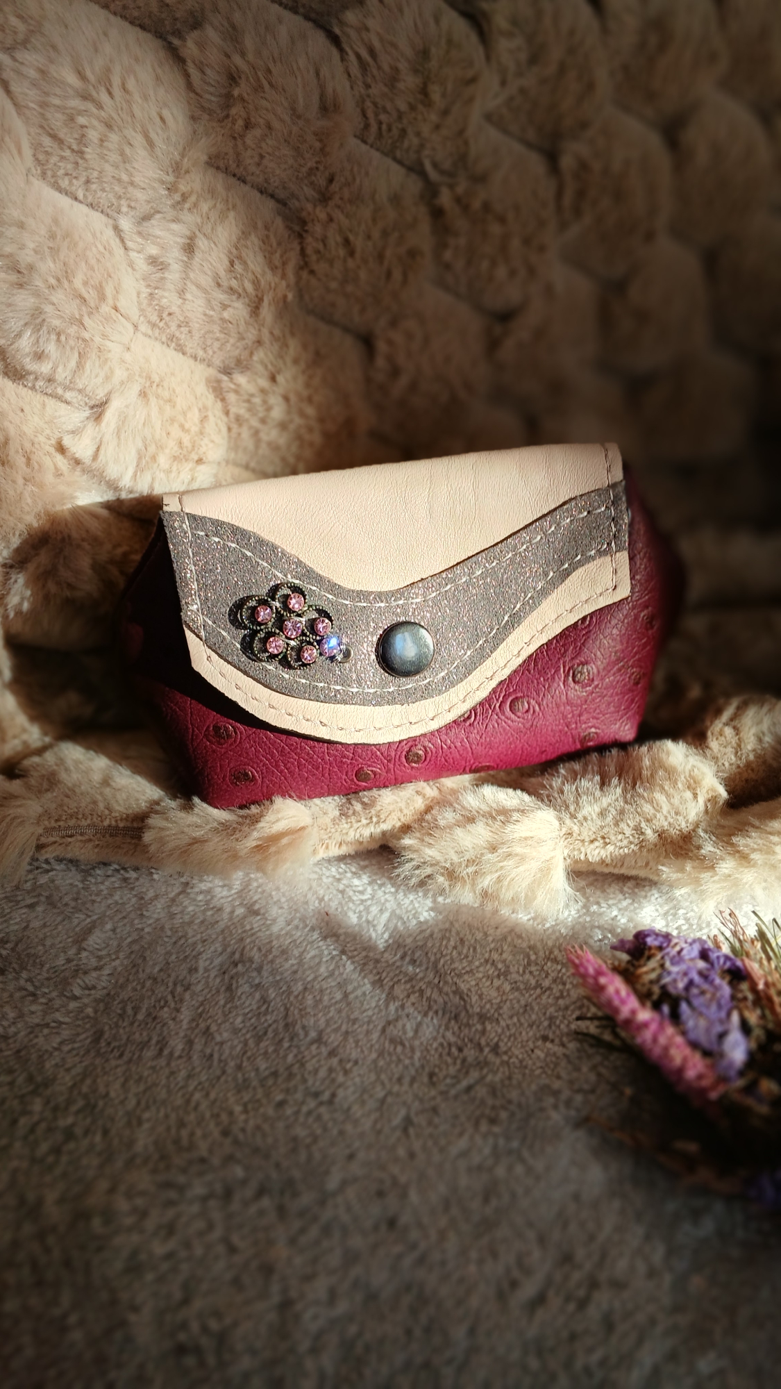 Porte-monnaie Poudré, de la catégorie complice "Poudré", en cuir surcyclé avec design unique.