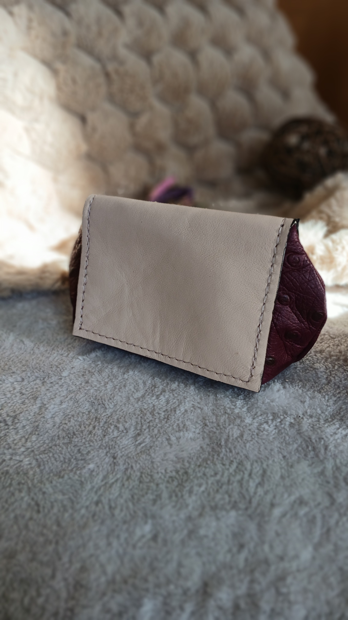 Porte-monnaie Poudré, de la catégorie complice "Poudré", en cuir surcyclé avec design unique.