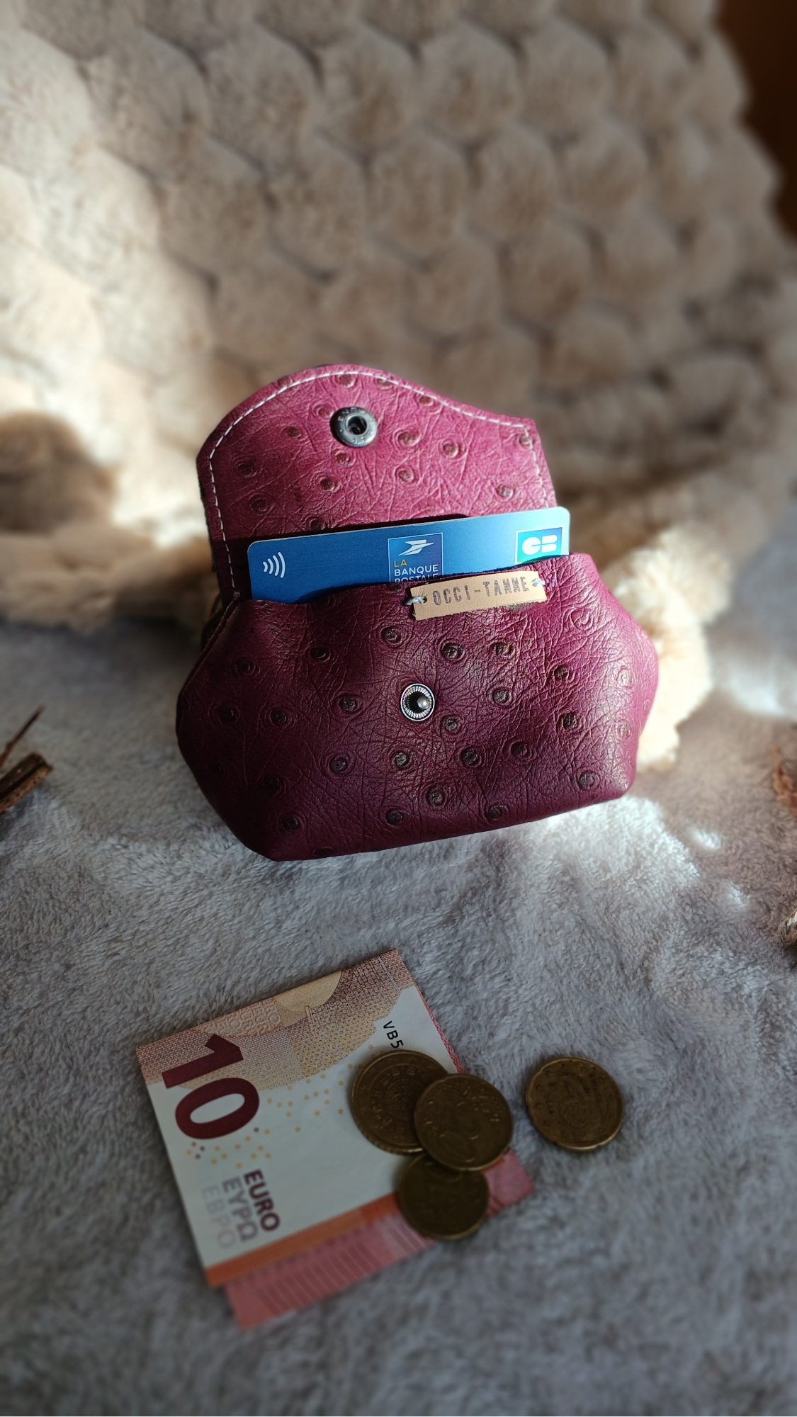 Porte-monnaie Poudré, de la catégorie complice "Poudré", en cuir surcyclé avec design unique.