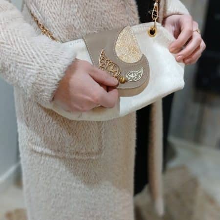 Sac Ivory porté par un modèle, mise en avant de l'élégance et de l'allure du design artisanal.