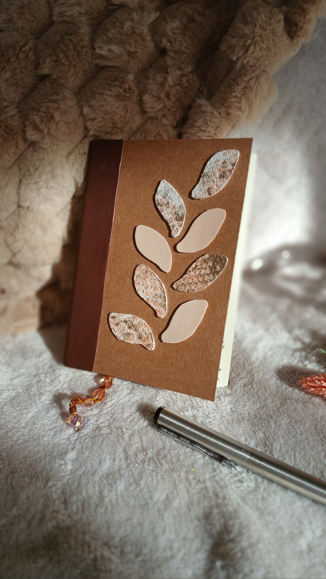 Vue de face du carnet Roséa, de la catégorie complice "Roséa", en cuir surcyclé avec design unique.