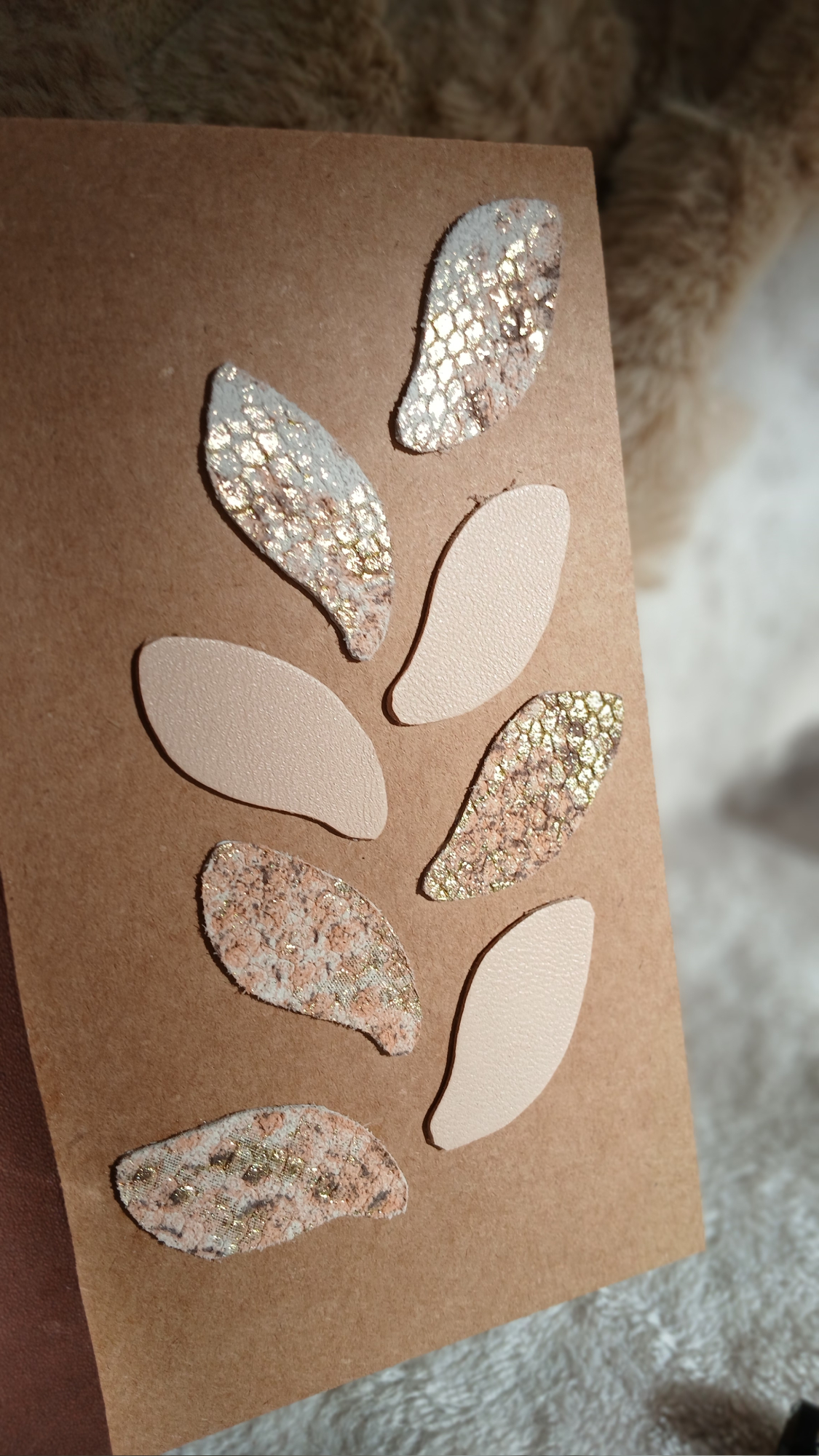 Zoom sur du carnet Roséa, de la catégorie complice "Roséa", en cuir surcyclé avec design unique.