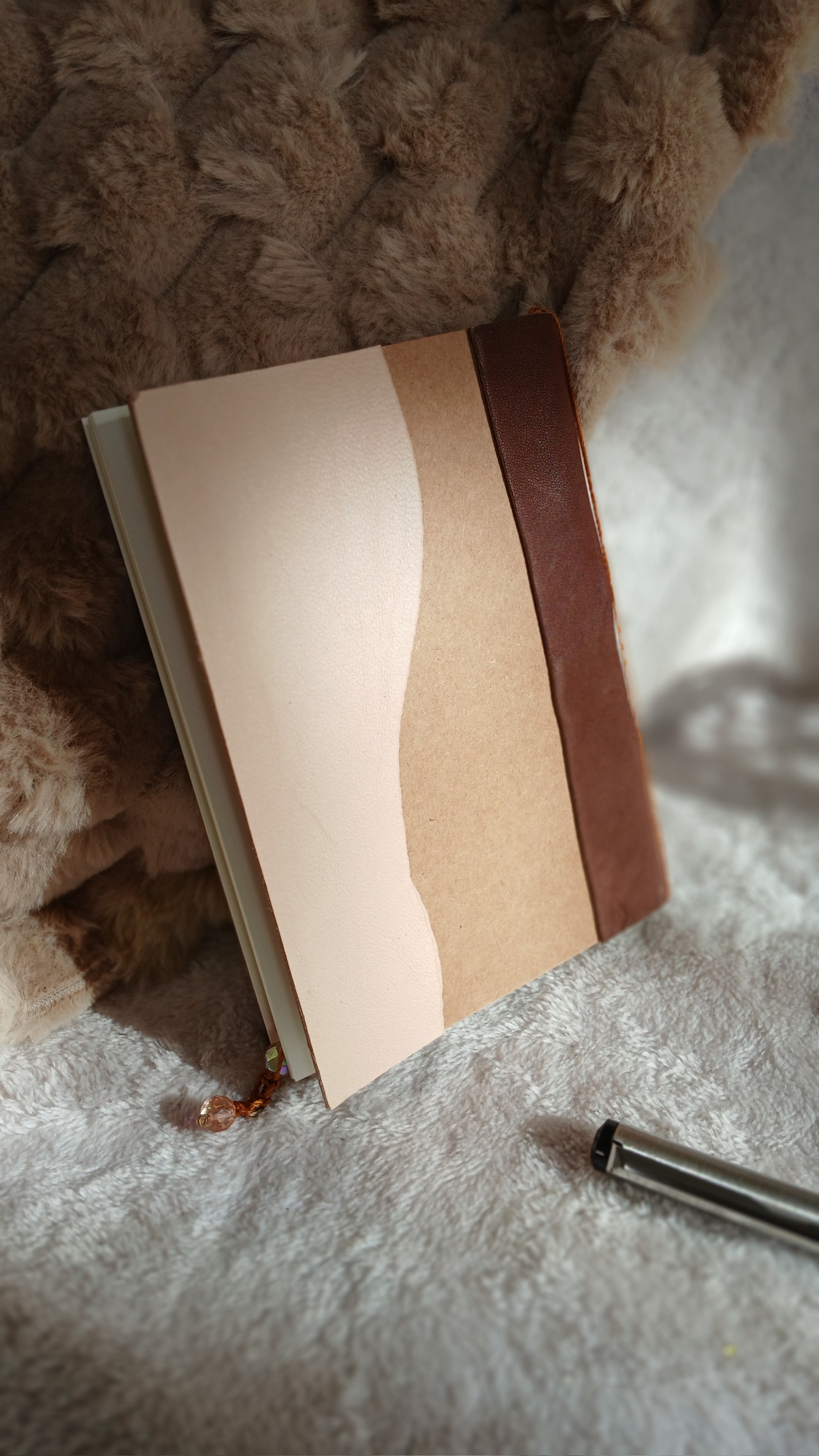 Vue arrière du carnet Roséa, de la catégorie complice "Roséa", en cuir surcyclé avec design unique.