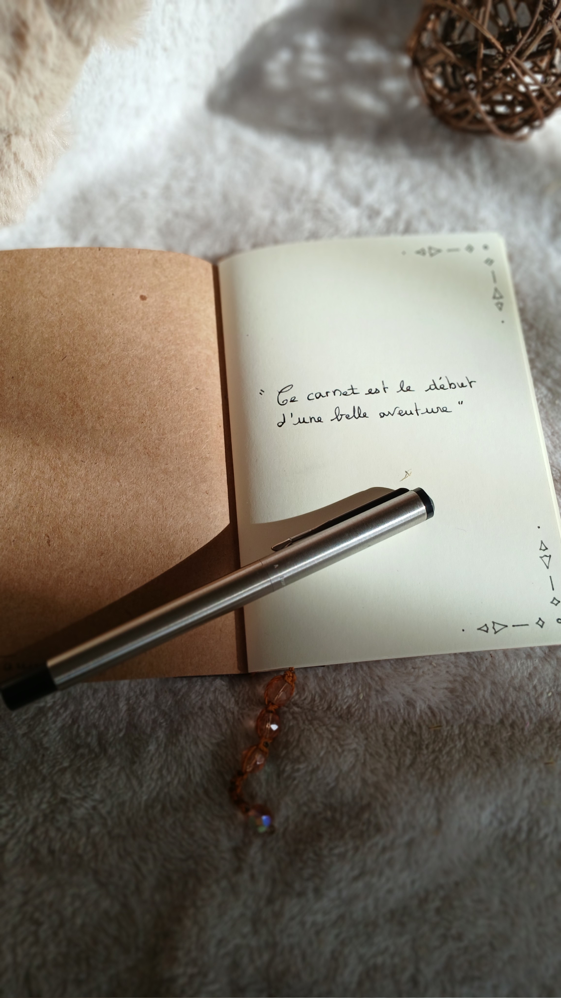 Vue intérieure du carnet Roséa, de la catégorie complice "Poudré", en cuir surcyclé avec design unique.