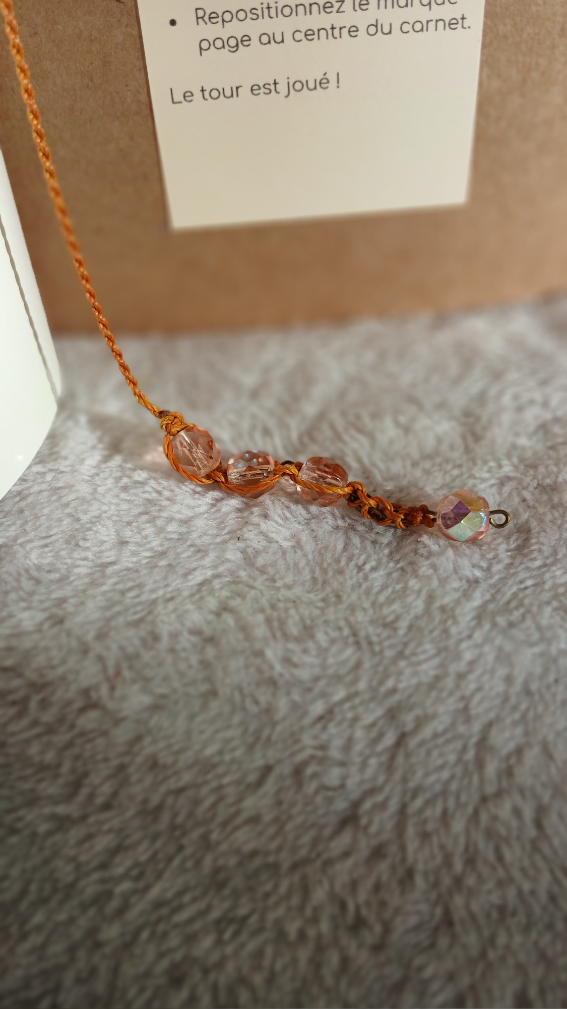 Détail du marque page du carnet Roséa, de la catégorie complice "Roséa", en cuir surcyclé avec design unique.