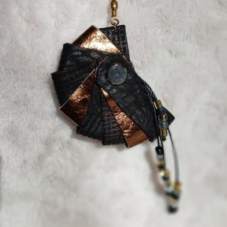 Vue du porte-clés Obsidienne en cuir surcyclé, catégorie complices Obsidienne, élégant et singulier, fait main.