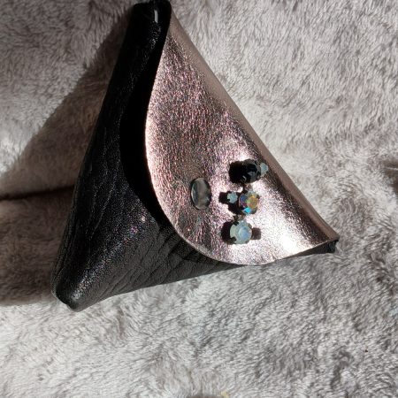 Vue de face du porte-monnaie Obsidienne en cuir surcyclé, catégorie complices Obsidienne, élégant et singulier, fait main.