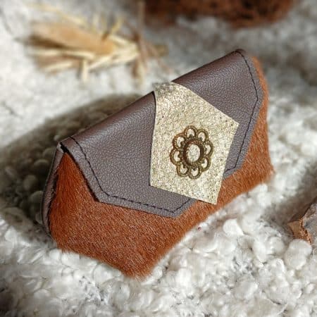 Vue de face du porte-monnaie Totem en cuir surcyclé, catégorie complices Totem, élégant et singulier, fait main.