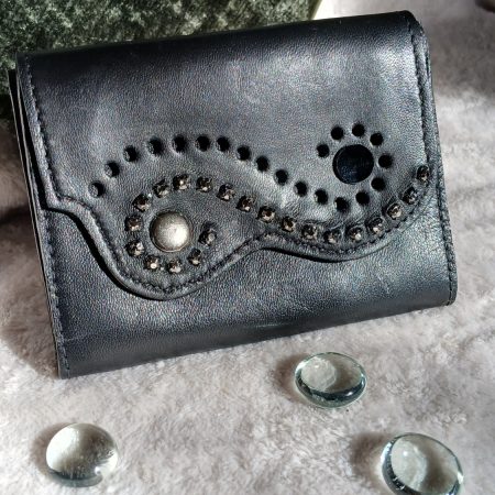 Vue de face du portefeuille Obsidienne en cuir surcyclé, catégorie complices Obsidienne, élégant et singulier, fait main.