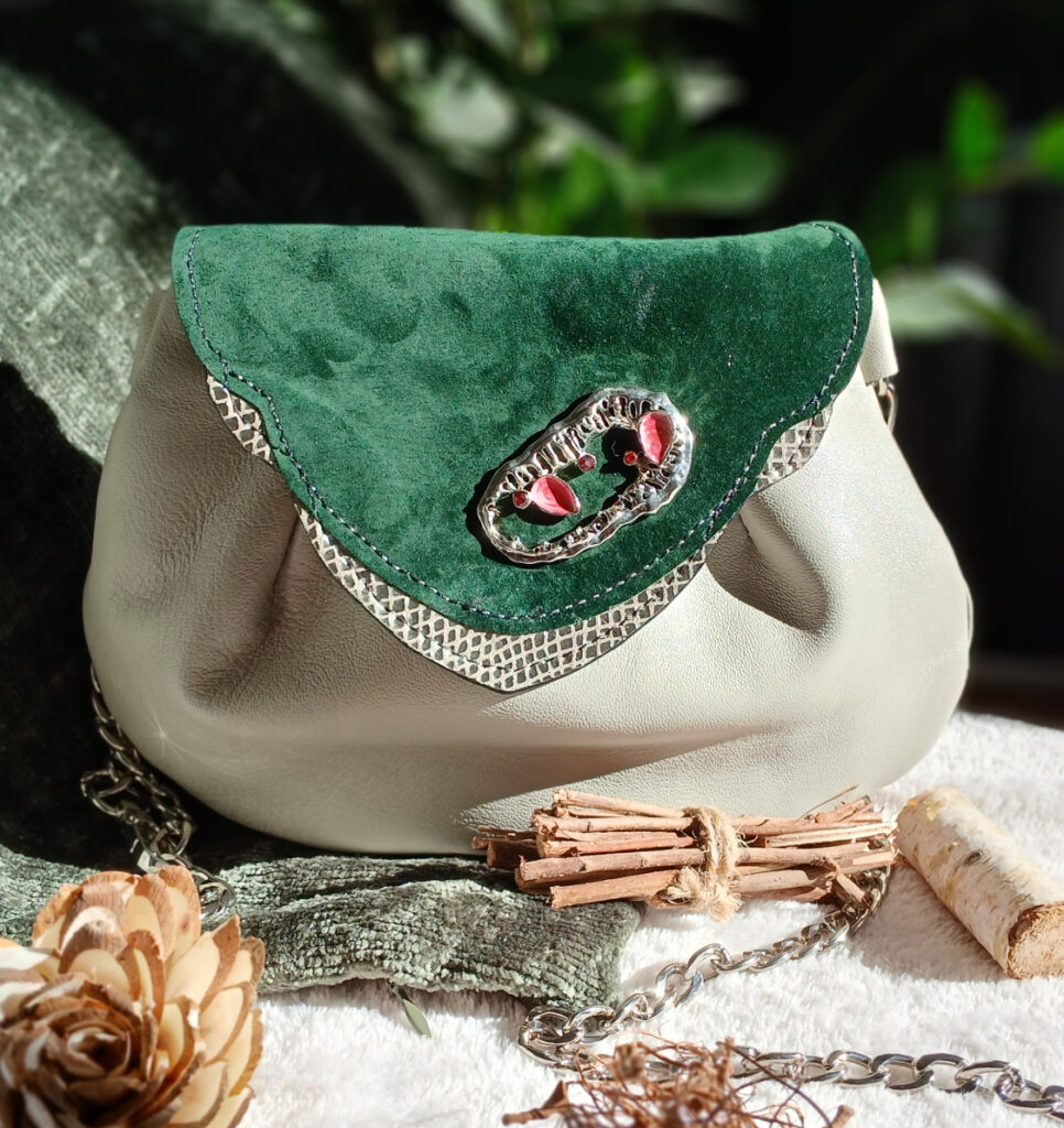 Photo du sac Forest gris, vert et argenté, avec bijou intégré, création artisanale éco-responsable.
