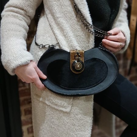 Vue portée du sac Obsidienne en cuir surcyclé, catégorie complices Obsidienne, élégant et singulier, fait main.