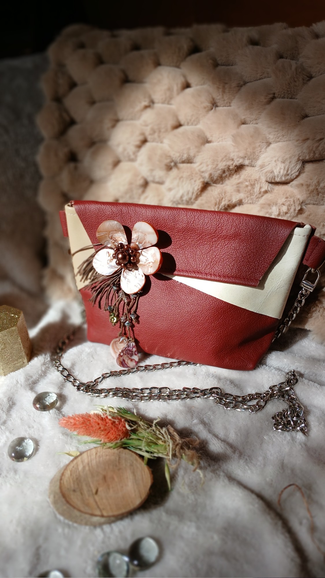 Vue de face du sac Carmina en cuir surcyclé, élégant et singulier, fait main.