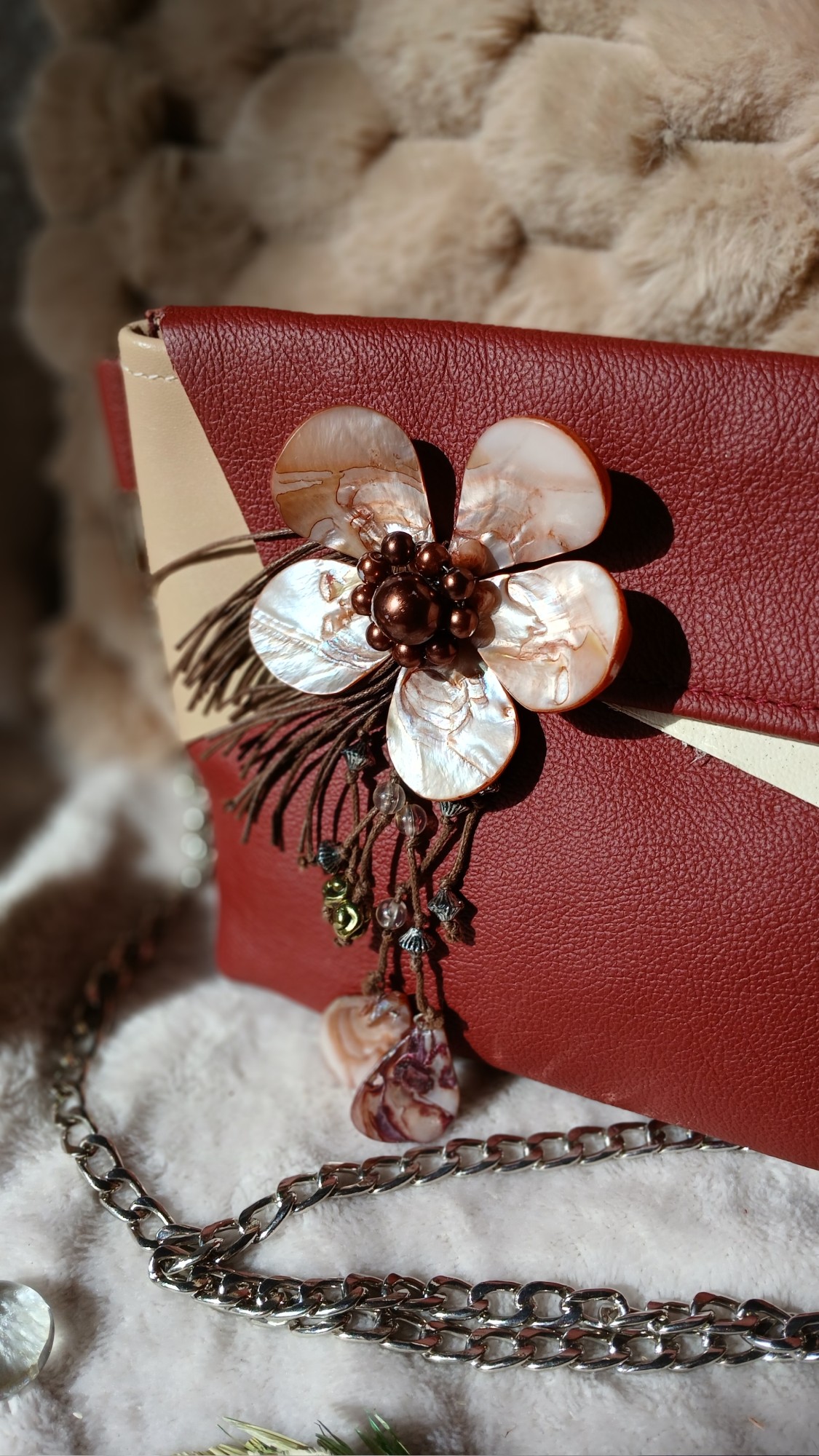 Vue du bijou du sac Carmina en cuir surcyclé, élégant et singulier, fait main.