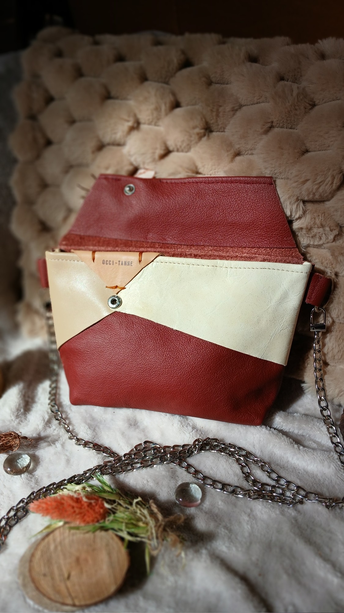 Vue ouverte du sac Carmina en cuir surcyclé, élégant et singulier, fait main.