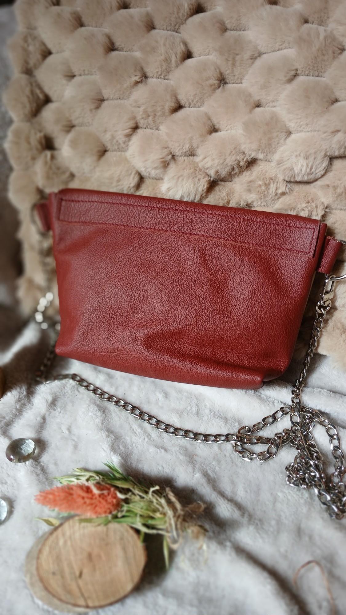 Vue arrière du sac Carmina en cuir surcyclé, élégant et singulier, fait main.