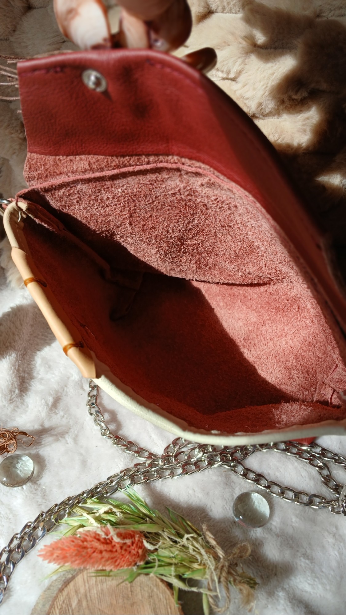 Vue intérieure du sac Carmina en cuir surcyclé, élégant et singulier, fait main.