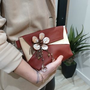 Vue portée du sac Carmina en cuir surcyclé, élégant et singulier, fait main.