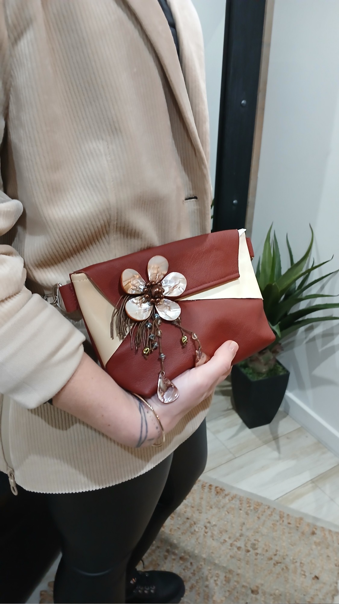 Vue portée du sac Carmina en cuir surcyclé, élégant et singulier, fait main.