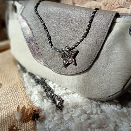 Vue avant du sac Céleste en cuir surcyclé, élégant et singulier, fait main.