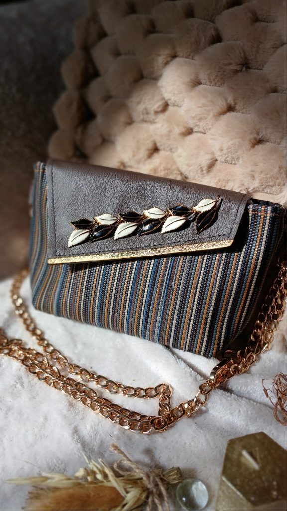 Vue avant du sac Entrelacs en cuir surcyclé, élégant et singulier, fait main.