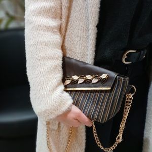 Vue portée du sac Entrelacs en cuir surcyclé, élégant et singulier, fait main.