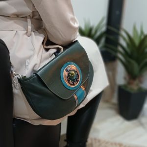 Vue portée du sac Lotus en cuir surcyclé, élégant et singulier, fait main.