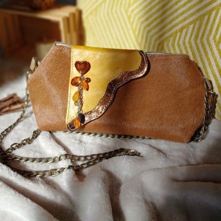 Vue avant du sac Sahara en cuir surcyclé, élégant et singulier, fait main.