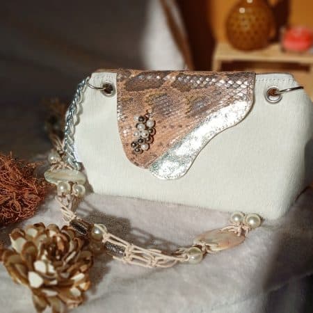 Vue de face du sac Sylve en cuir surcyclé, élégant et singulier, fait main.