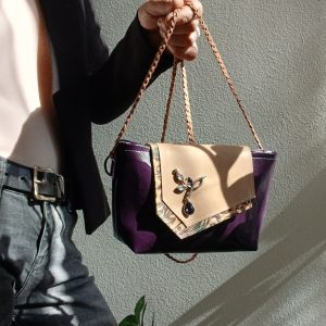 Vue avant du sac Violetta en cuir surcyclé, élégant et singulier, fait main.