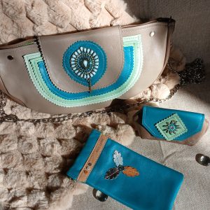 Photo montrant les complices "Aquaverde" des créations de maroquinerie en cuir surcyclé, artisanales, féminines et écoresponsables.