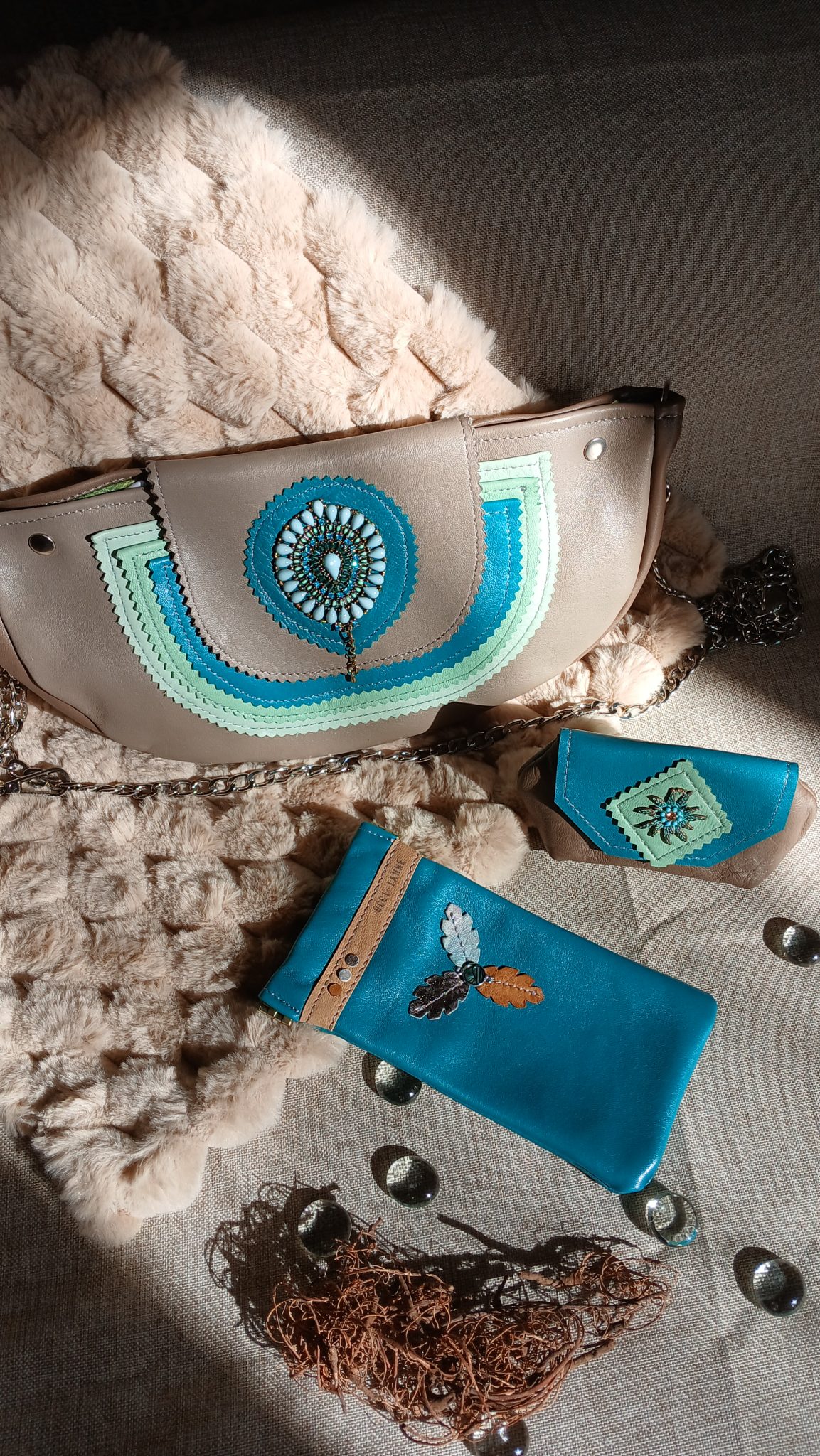 Photo montrant les complices "Aquaverde" des créations de maroquinerie en cuir surcyclé, artisanales, féminines et écoresponsables.