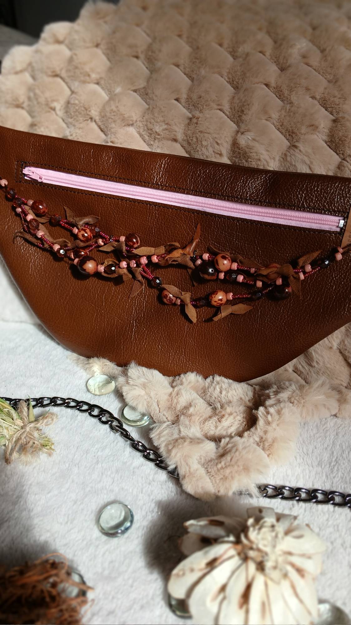 Vue avant du sac banane Arborea en cuir upcyclé, fait main. Avec ses tons marrons et roses, féminité assumée. Une création artisanale, unique et écoresponsable.