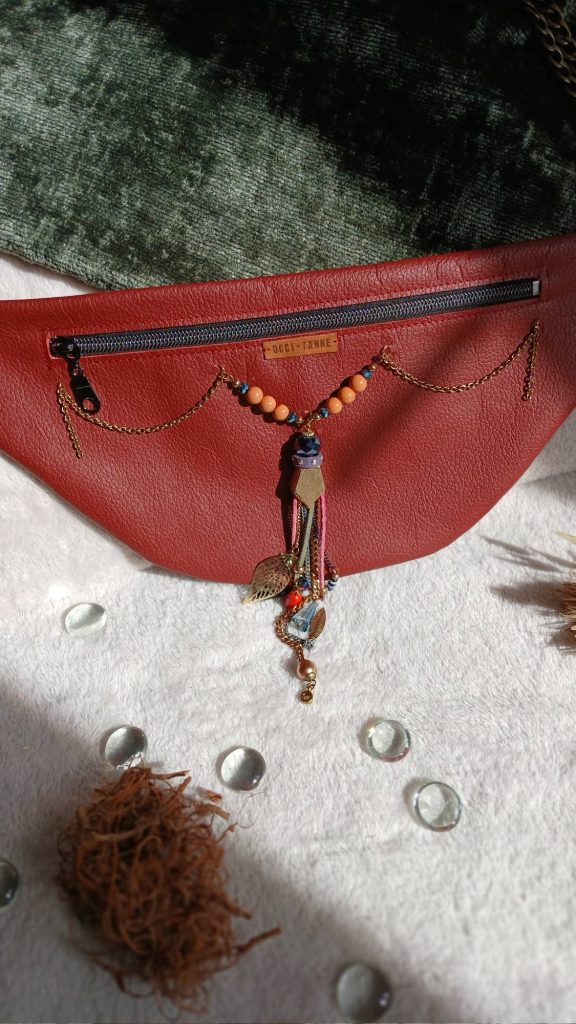 Vue avant du sac banane Ethnica en cuir upcyclé, fait main. Avec ses tons rouge brique, féminité assumée. Une création artisanale, unique et écoresponsable.
