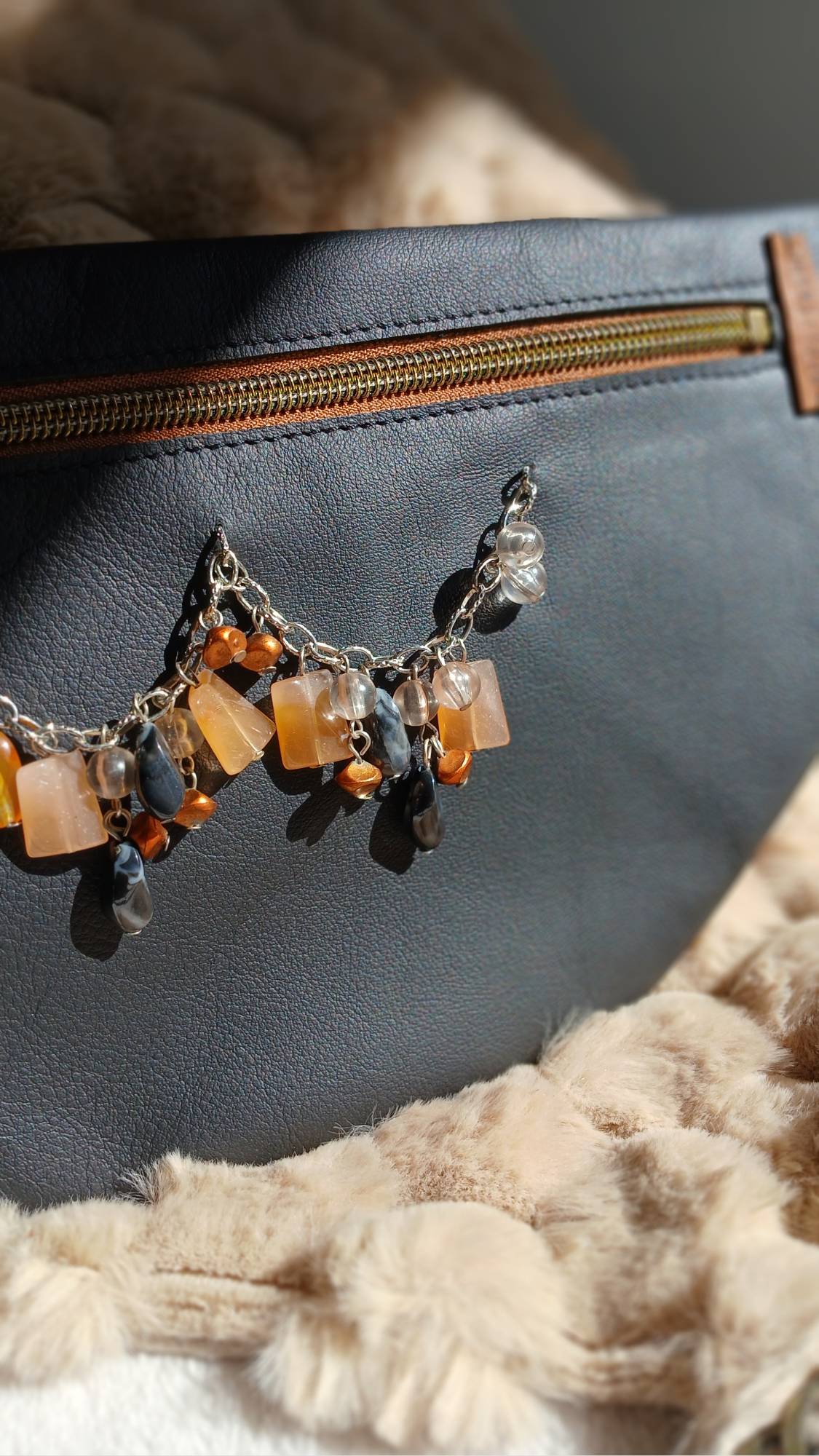 Vue zoomée du collier de seconde main du sac banane Sépia, en cuir surcyclé. Avec son collier de seconde main au style ethnique, il est un accessoire élégant, féminin et singulier, fait main.