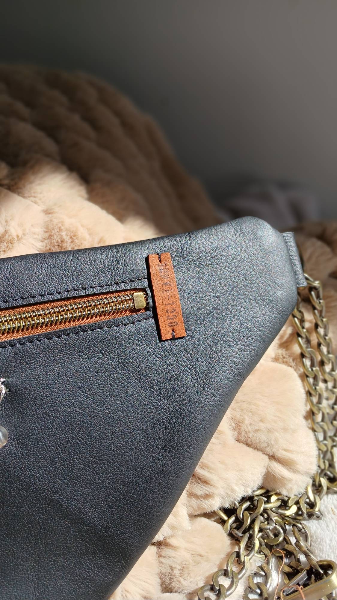 Vue zoomée du sac banane Sépia, en cuir surcyclé. Avec son collier de seconde main au style ethnique, il est un accessoire élégant, féminin et singulier, fait main.