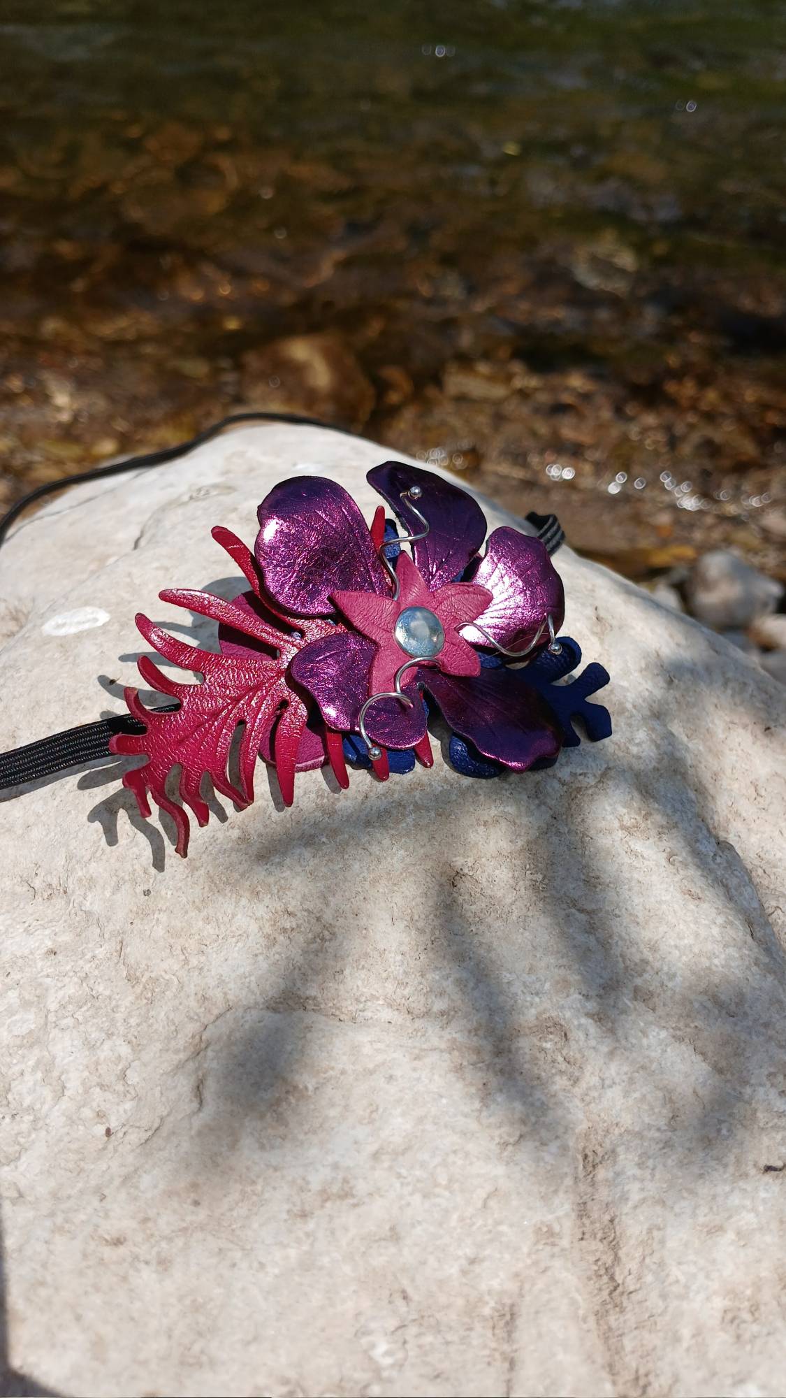 Vue zoomée du bijou de tête Violetta en cuir surcyclé, élégant et singulier, fait main.
