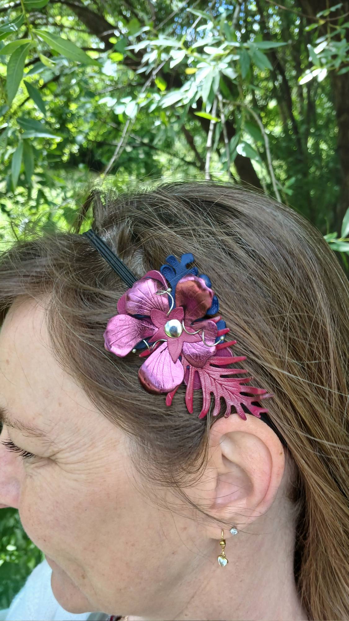 Vue de face zoomée du bijou de tête Violetta en cuir surcyclé, élégant et singulier, fait main.