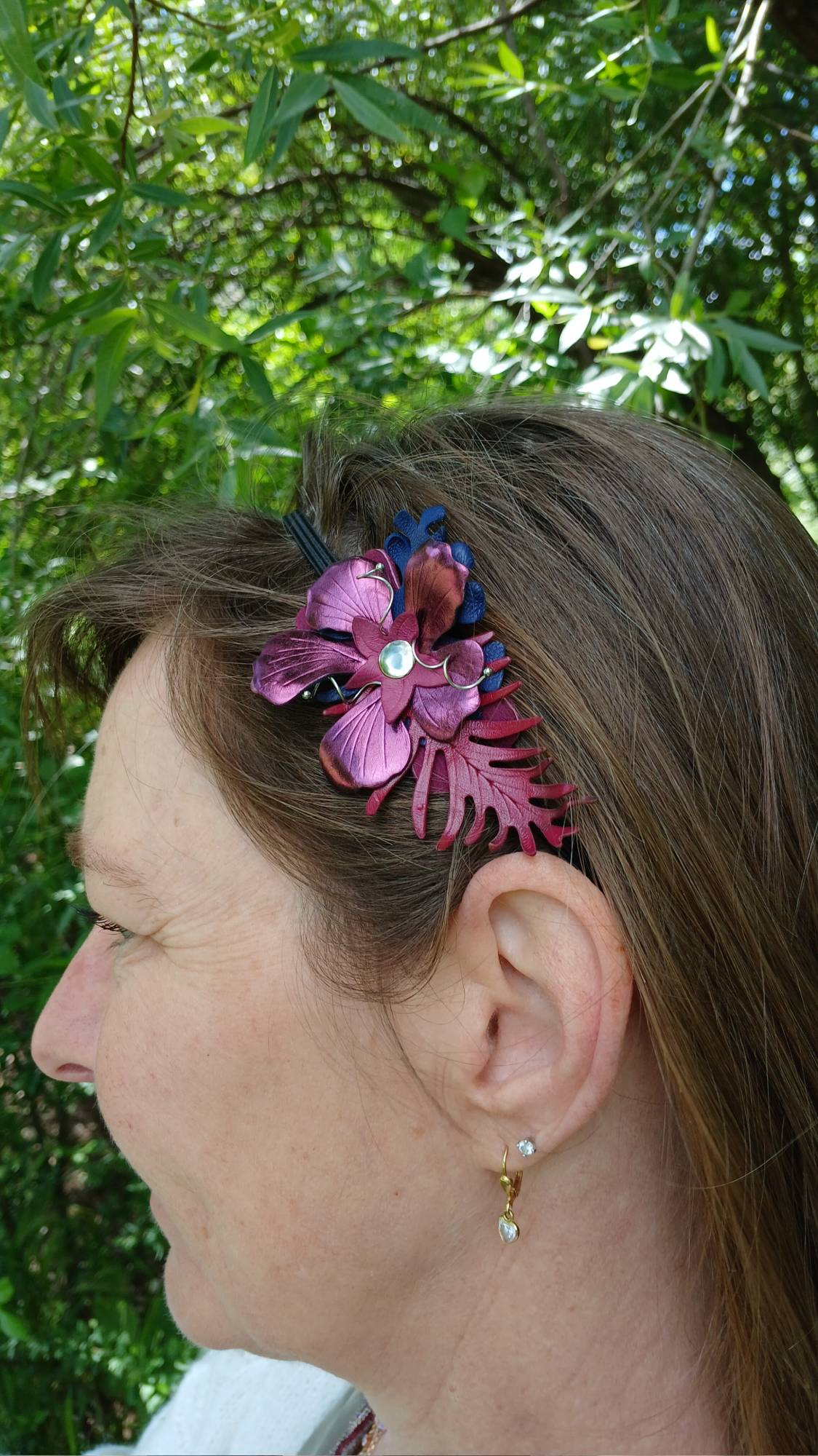 Vue portée zoomée du bijou de tête Violetta en cuir surcyclé, élégant et singulier, fait main.