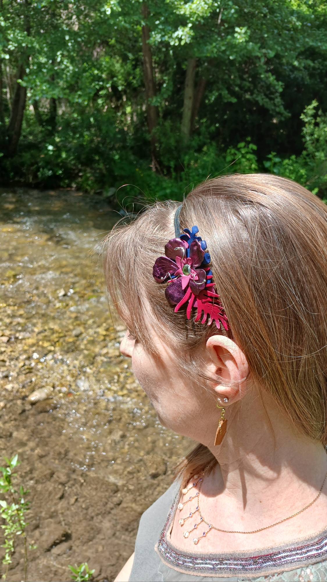 Vue portée du bijou de tête Violetta en cuir surcyclé, élégant et singulier, fait main.