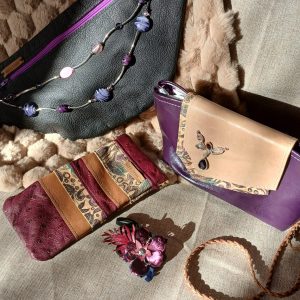 Photo montrant les complices "Violetta" avec bijoux de seconde main intégrés, des créations en maroquinerie surcyclée, féminines, artisanales et écoresponsables.