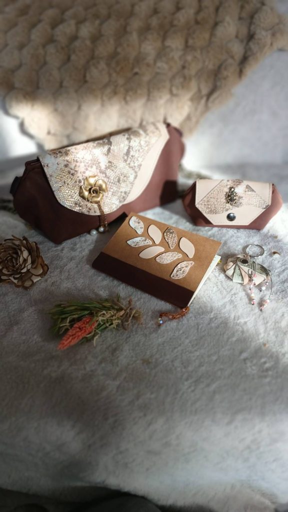 Photo des complices "Roséa", des créations en cuir surcyclé et bijoux de seconde main intégrés pour un style unique et éthique.