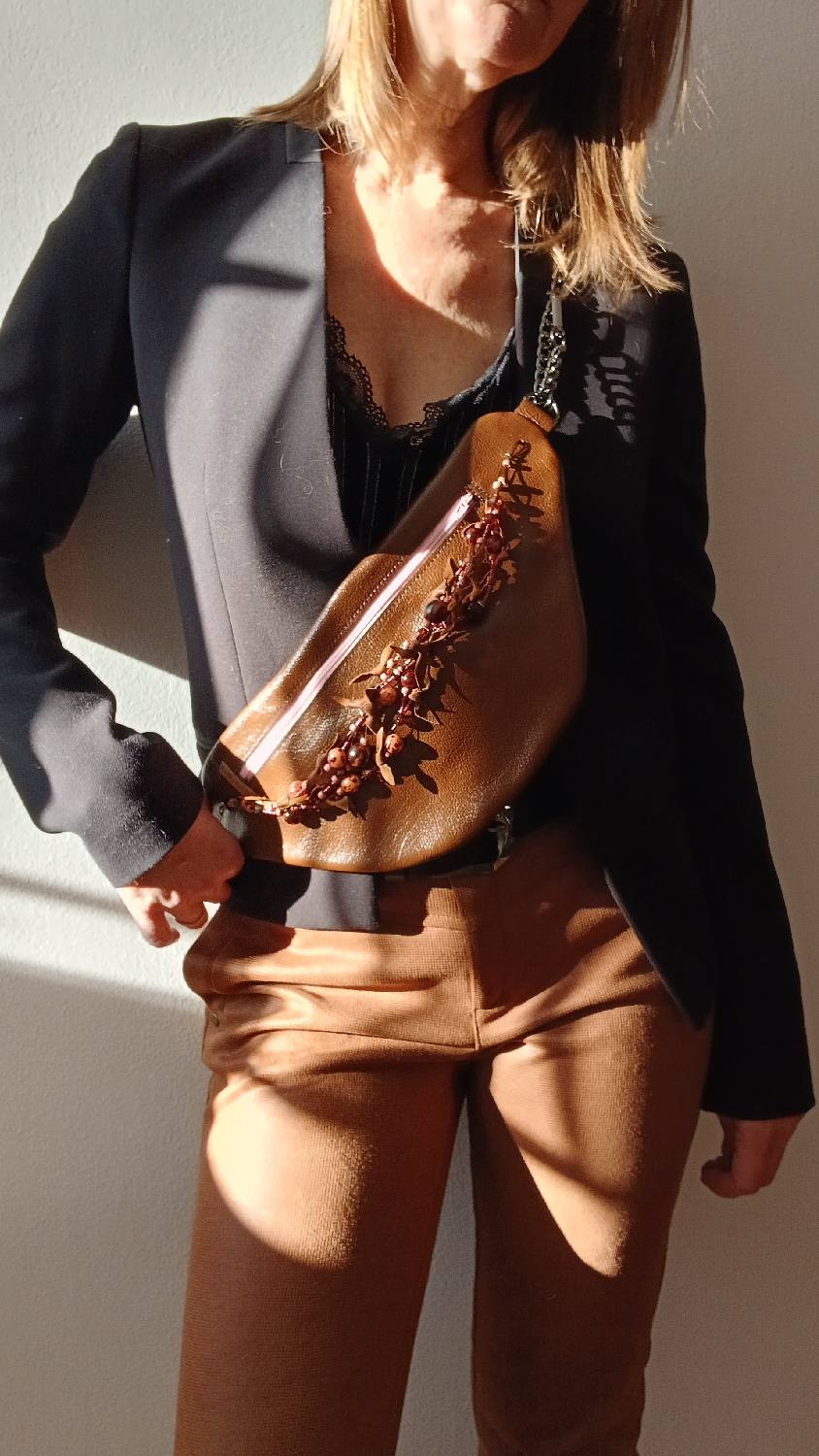 Vue portée de loin du sac banane Arborea en cuir upcyclé, fait main. Avec ses tons marrons et roses, féminité assumée. Une création artisanale, unique et écoresponsable.