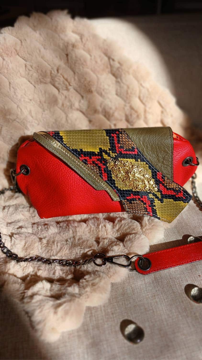 Vue avant du sac Serpentine en cuir surcyclé rouge et motif serpent. C'est un accessoire féminin, élégant, affirmé, fait main.