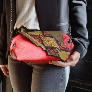 Vue portée du sac Serpentine en cuir surcyclé rouge et motif serpent. C'est un accessoire féminin, élégant, affirmé, fait main.
