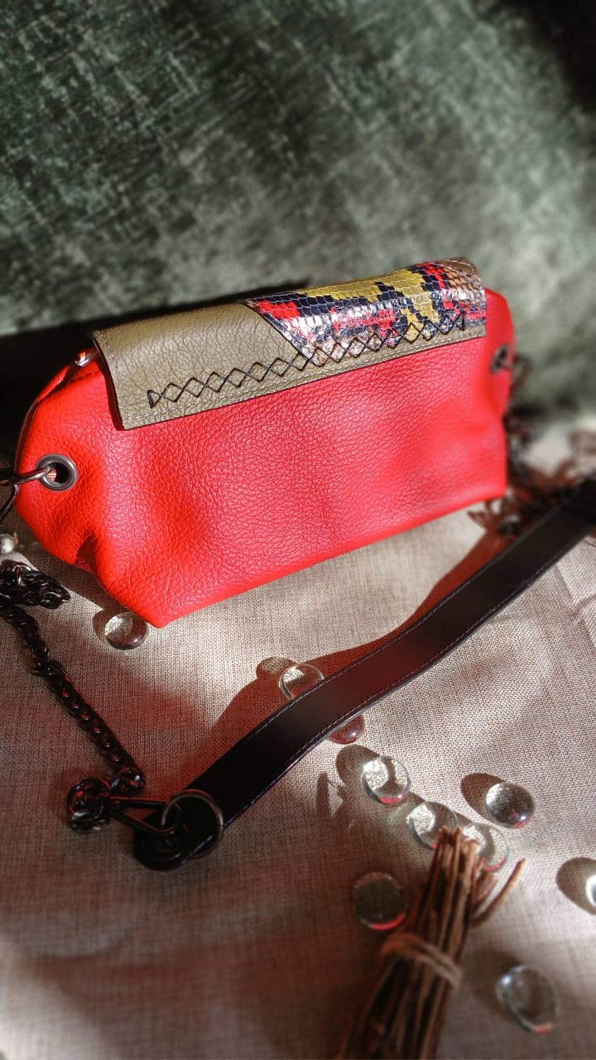 Vue arrière du sac Serpentine en cuir surcyclé rouge et motif serpent. C'est un accessoire féminin, élégant, affirmé, fait main.